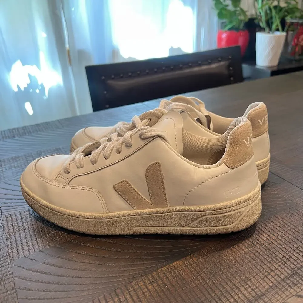 Veja 12 leather
